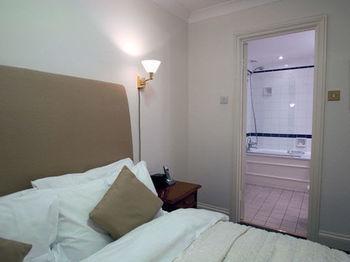 Basil Street 5*