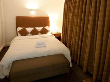Basil Street Apartahotel