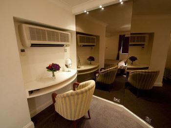 Basil Street 5*